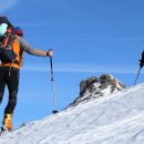 randonneurs en montagne l'hiver