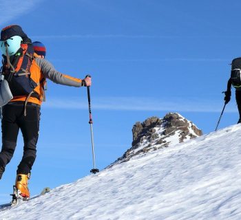 randonneurs en montagne l'hiver