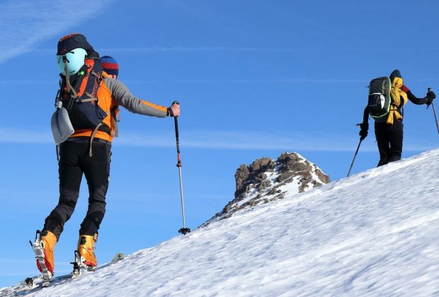 randonneurs en montagne l'hiver