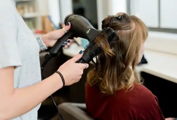 brushing dans un salon de coiffure